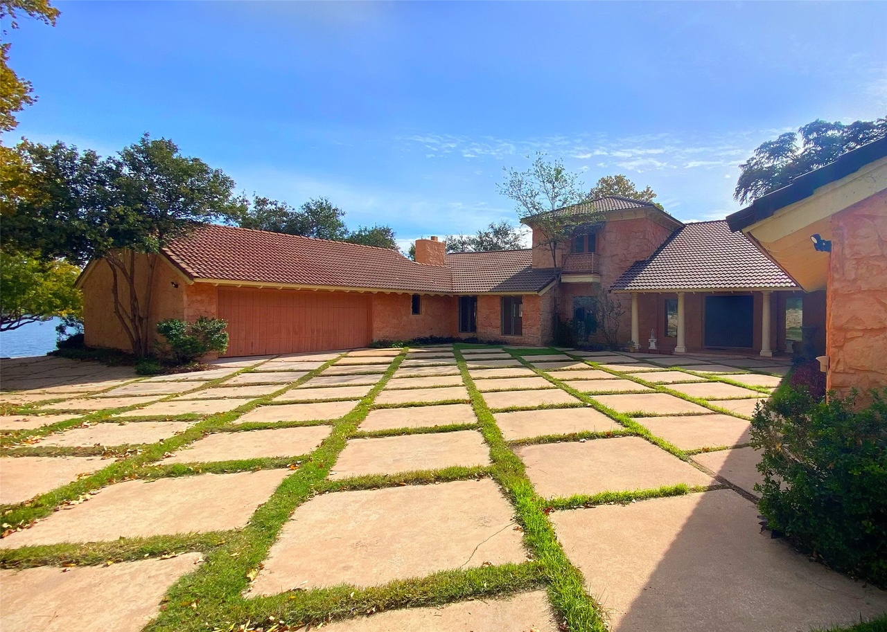 1700 Lakeshore Drive